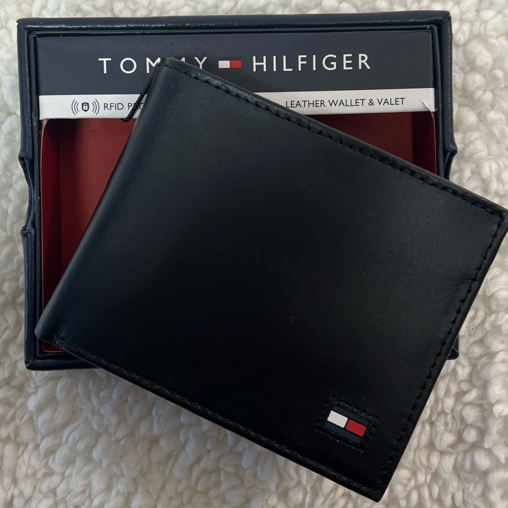 Tommy Hilfiger Bi-fold, RFID Protected Passcase Black Leather Wallet - Picture 2 of 8